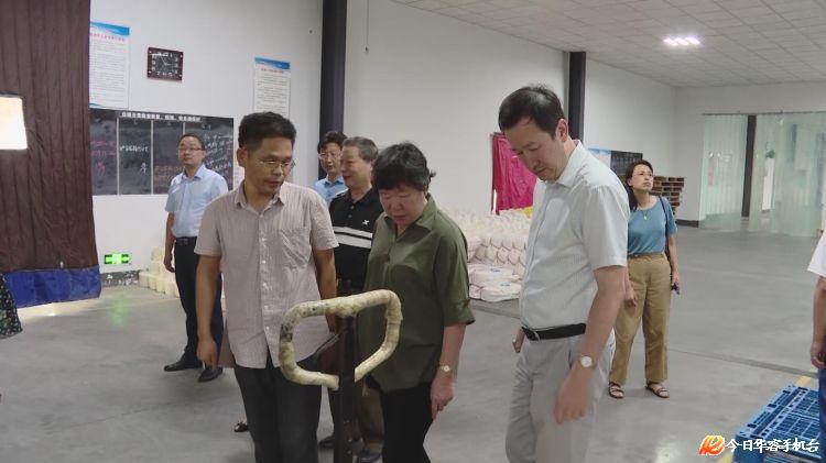 三省專家齊聚華容　共商紡織服裝產業(yè)發(fā)展大計